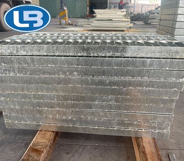 Hot-dip galvanized steel grating